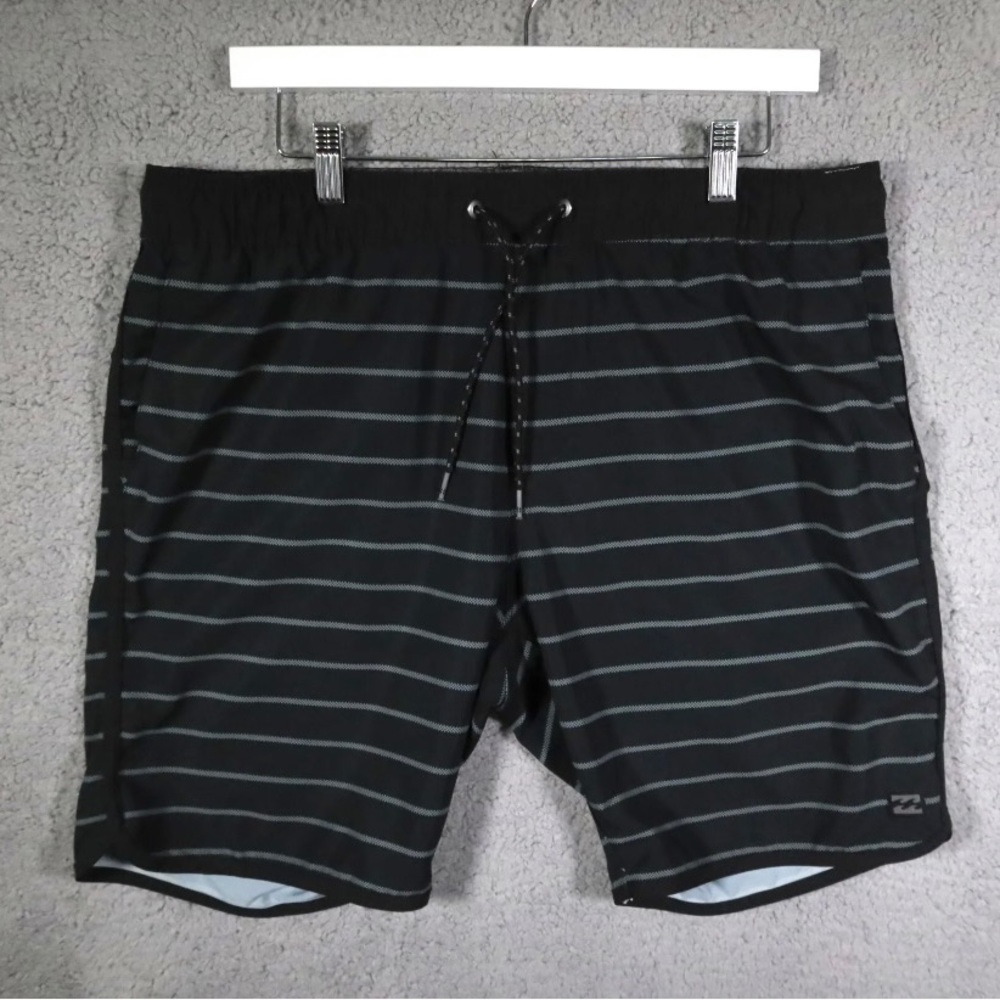 Men’s L Billabong Black Striped Boardshorts